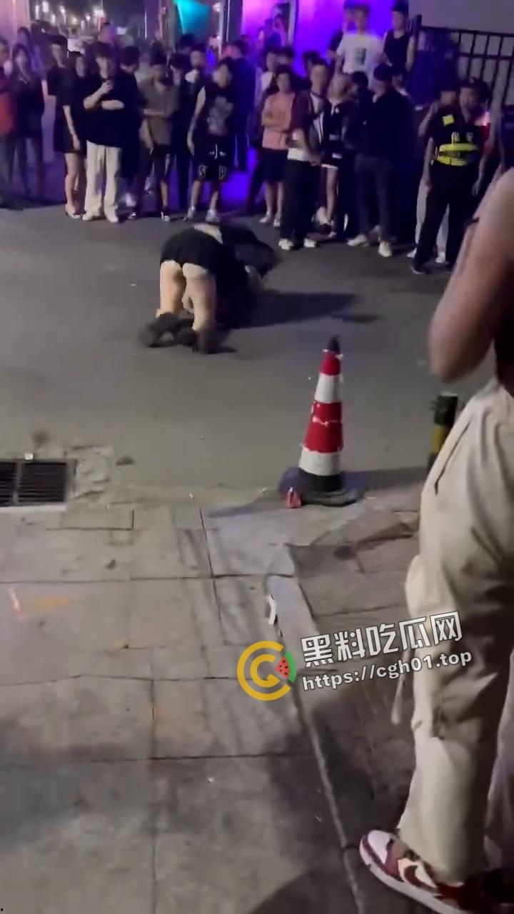 北京工体坦克大战瘦猴  飞猪女暴打细狗 打的自己内裤都飞了  围观群众都在喊加油 前排吃瓜-5