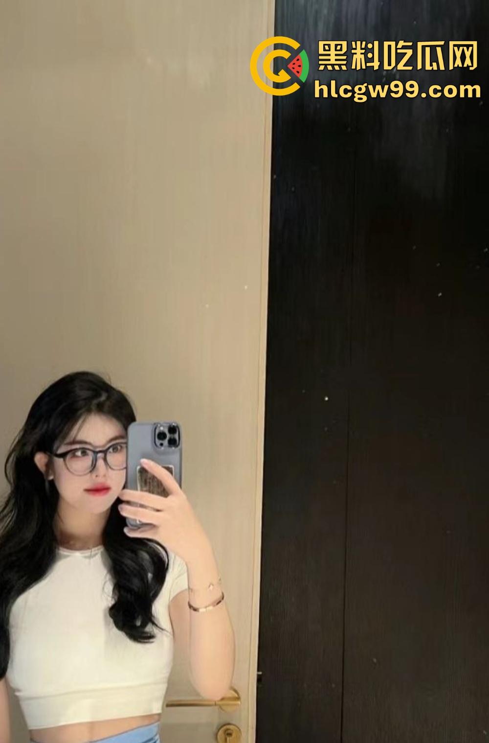 深圳气质绿茶【李萍莹】白天健身贵妇，夜晚跪操做母狗，高端包装下的骚货，身材火辣骑一次就上瘾！-16