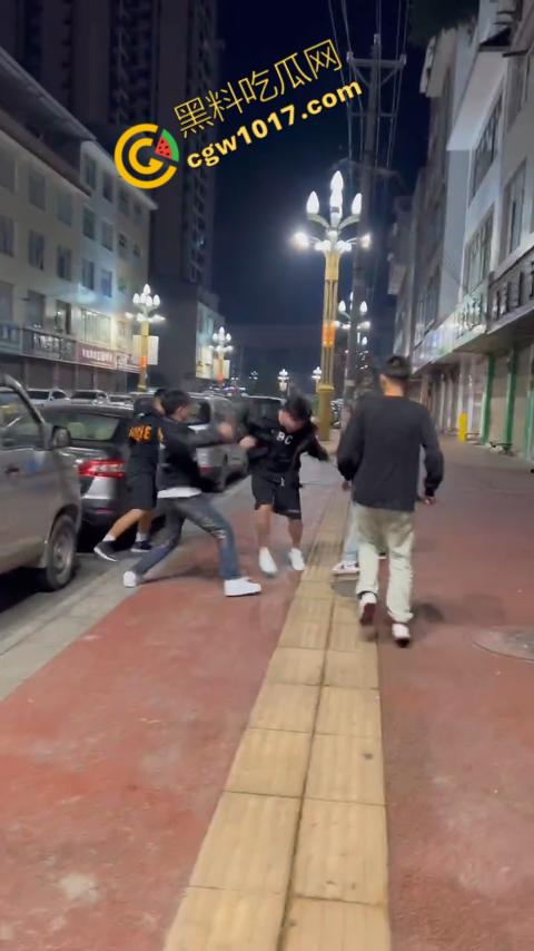 精神小伙街头血战，手起刀落、血洒狂风，勇敢如电影英雄，但残酷如恶魔猛兽，惹不起的狂野疯子！-7