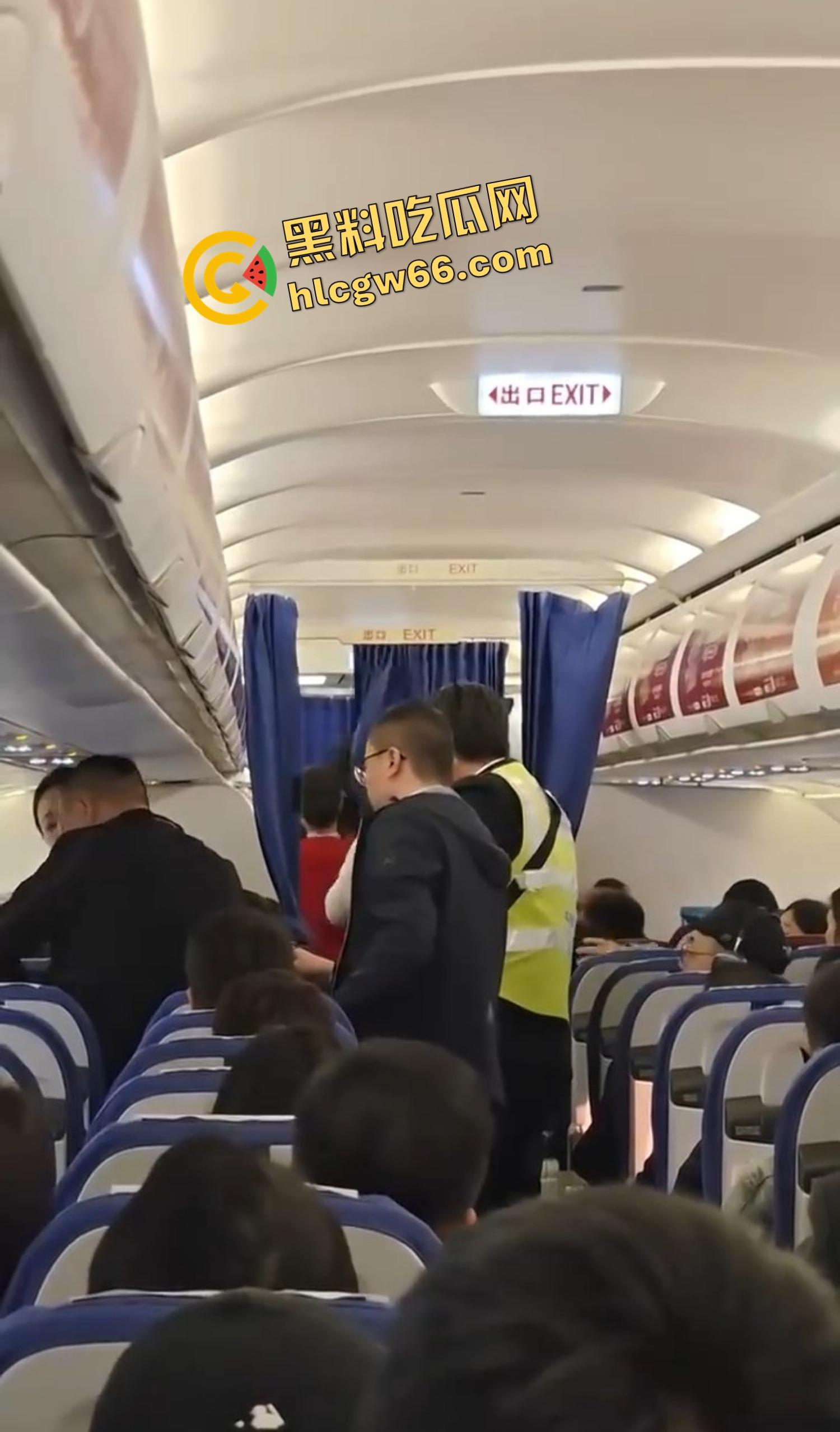 深圳航空变空中肉搏战，两女乘客因太臭香水熏人互殴，连空姐都遭殃被咬出血，航班延误两小时只因一场鼻子矛盾！-4