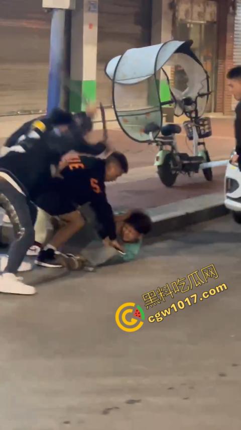 精神小伙街头血战，手起刀落、血洒狂风，勇敢如电影英雄，但残酷如恶魔猛兽，惹不起的狂野疯子！-12