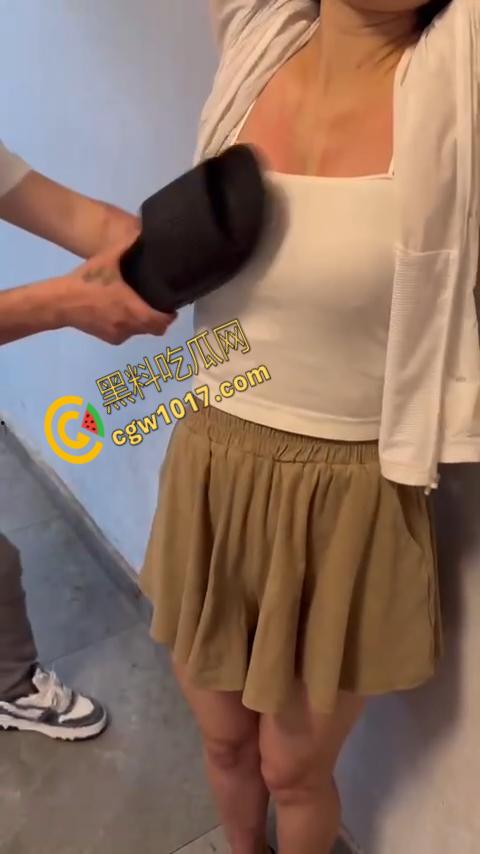 直播惨烈SHOW：网红女主播打奶惩罚！雪白嫩肉遭拖鞋撕心裂肺拍打，嗷嗷直叫悬泪，观众疯狂！-1