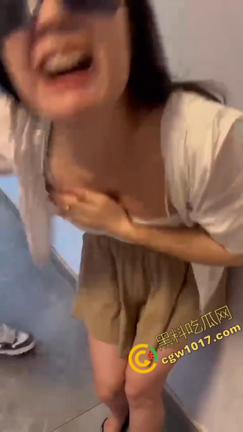 直播惨烈SHOW：网红女主播打奶惩罚！雪白嫩肉遭拖鞋撕心裂肺拍打，嗷嗷直叫悬泪，观众疯狂！-2