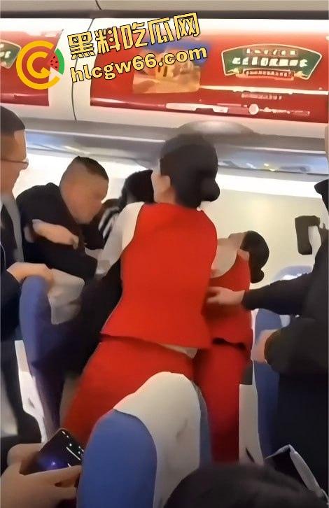 深圳航空变空中肉搏战，两女乘客因太臭香水熏人互殴，连空姐都遭殃被咬出血，航班延误两小时只因一场鼻子矛盾！-13