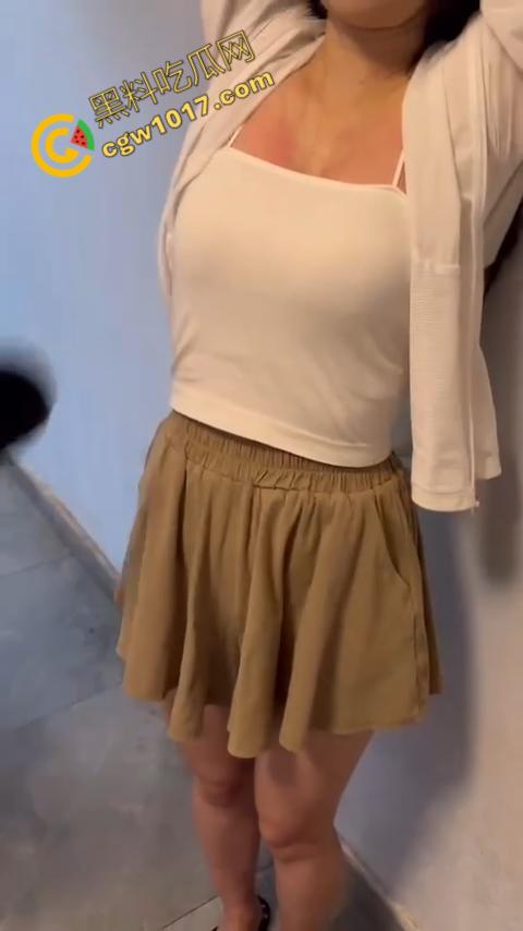 直播惨烈SHOW：网红女主播打奶惩罚！雪白嫩肉遭拖鞋撕心裂肺拍打，嗷嗷直叫悬泪，观众疯狂！-5