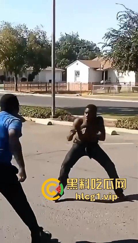 街头快打见武德！黑人小哥倒地不杀，这操作可以说很瓦坎达！-1