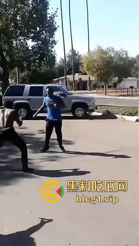 街头快打见武德！黑人小哥倒地不杀，这操作可以说很瓦坎达！-2