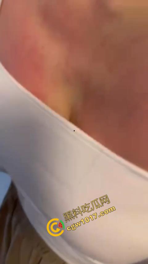 直播惨烈SHOW：网红女主播打奶惩罚！雪白嫩肉遭拖鞋撕心裂肺拍打，嗷嗷直叫悬泪，观众疯狂！-9