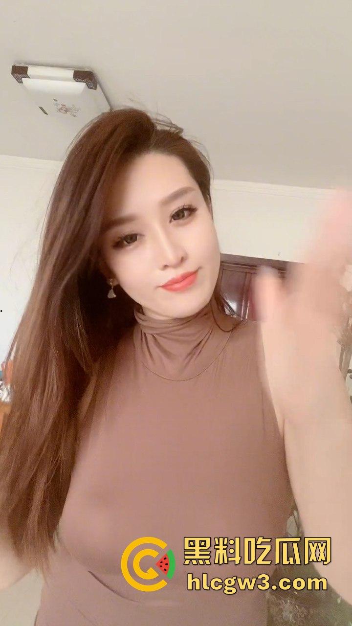 抖音巨乳网红 牛奶秋刀姨 最新微密圈 作品合集 高铁上的黑丝爆乳秋刀姨-2