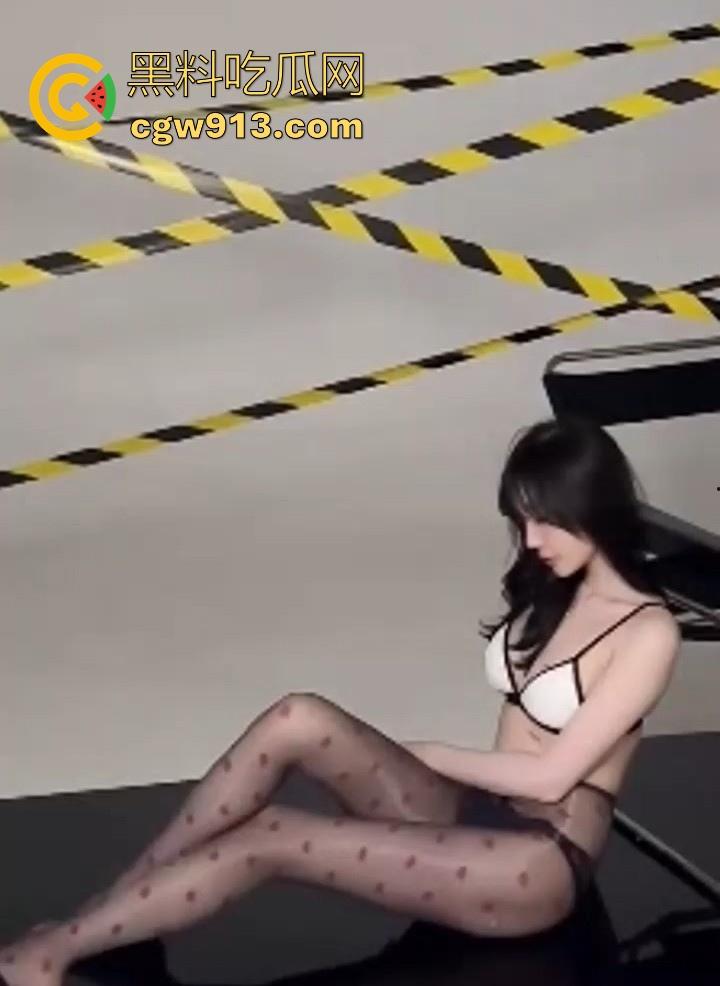 极品性感福利姬【玥儿玥】最新大尺度写真花絮流出，蓝色情趣警服紧裹34D巨乳和细腰翘臀，性感炸裂！-1