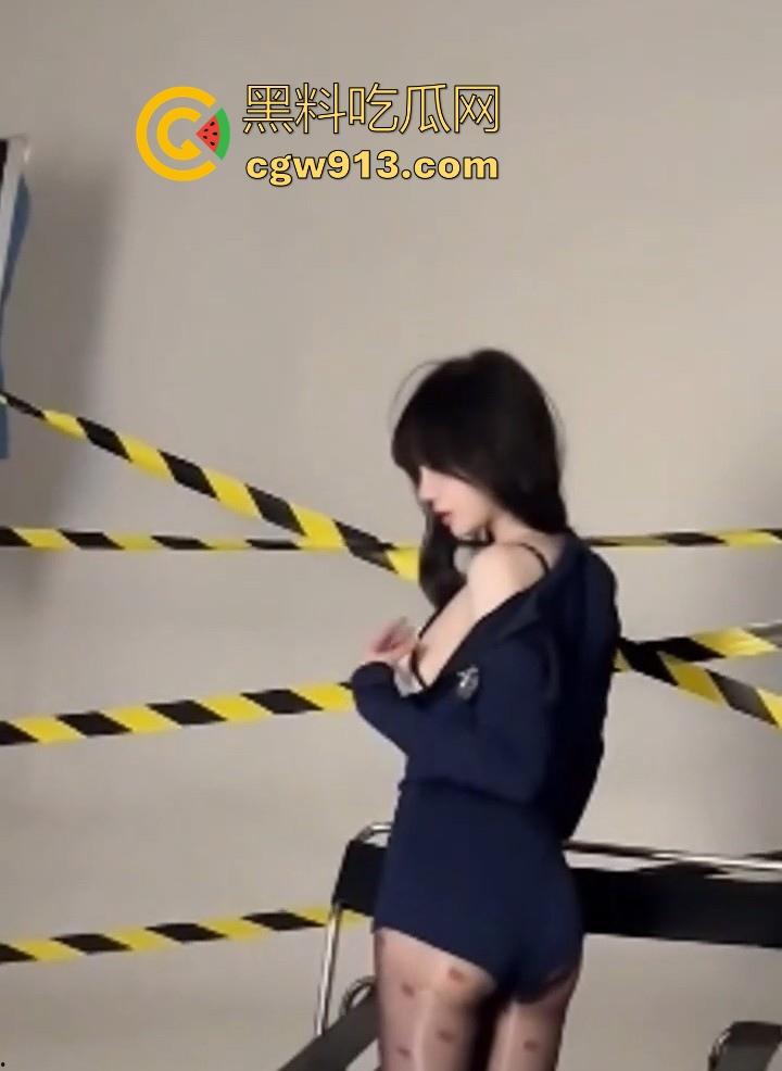 极品性感福利姬【玥儿玥】最新大尺度写真花絮流出，蓝色情趣警服紧裹34D巨乳和细腰翘臀，性感炸裂！-2