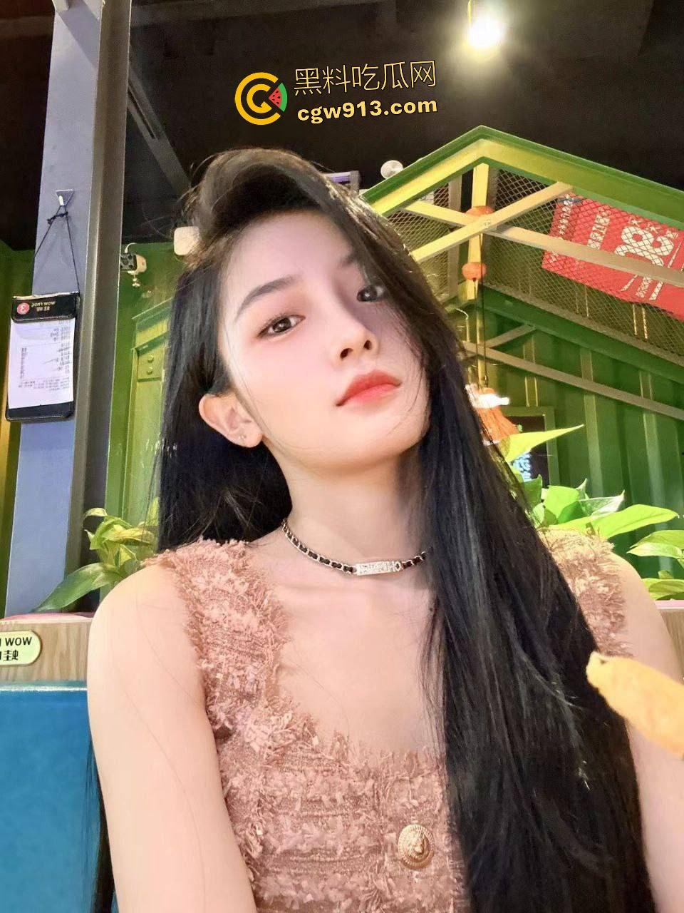 上海大学校花【邓乔馨】被金主包养！高颜值少女面无表情自慰鸡巴，口交男友画风突变眼神销魂！-1