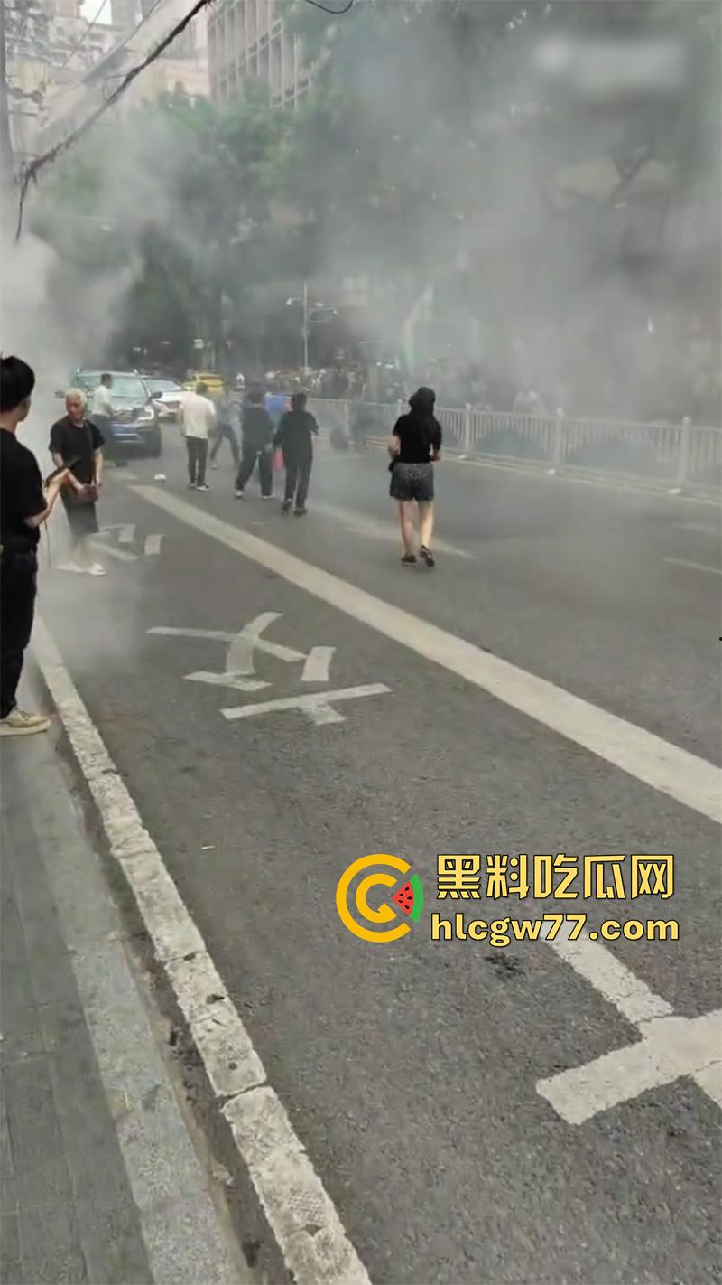 震惊！重庆爆发动乱！男子自驾当街点燃摩托车 持械伤人堪比美国大片 这是疯了么？-2