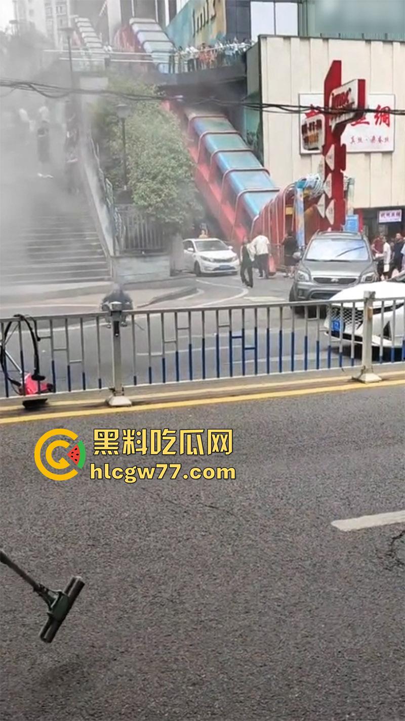 震惊！重庆爆发动乱！男子自驾当街点燃摩托车 持械伤人堪比美国大片 这是疯了么？-4