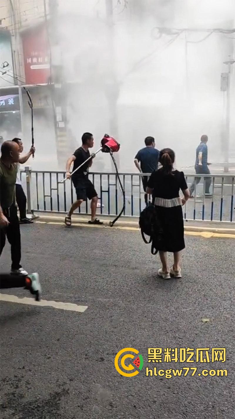 震惊！重庆爆发动乱！男子自驾当街点燃摩托车 持械伤人堪比美国大片 这是疯了么？-6