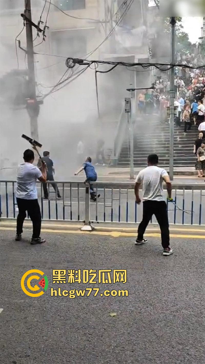 震惊！重庆爆发动乱！男子自驾当街点燃摩托车 持械伤人堪比美国大片 这是疯了么？-8