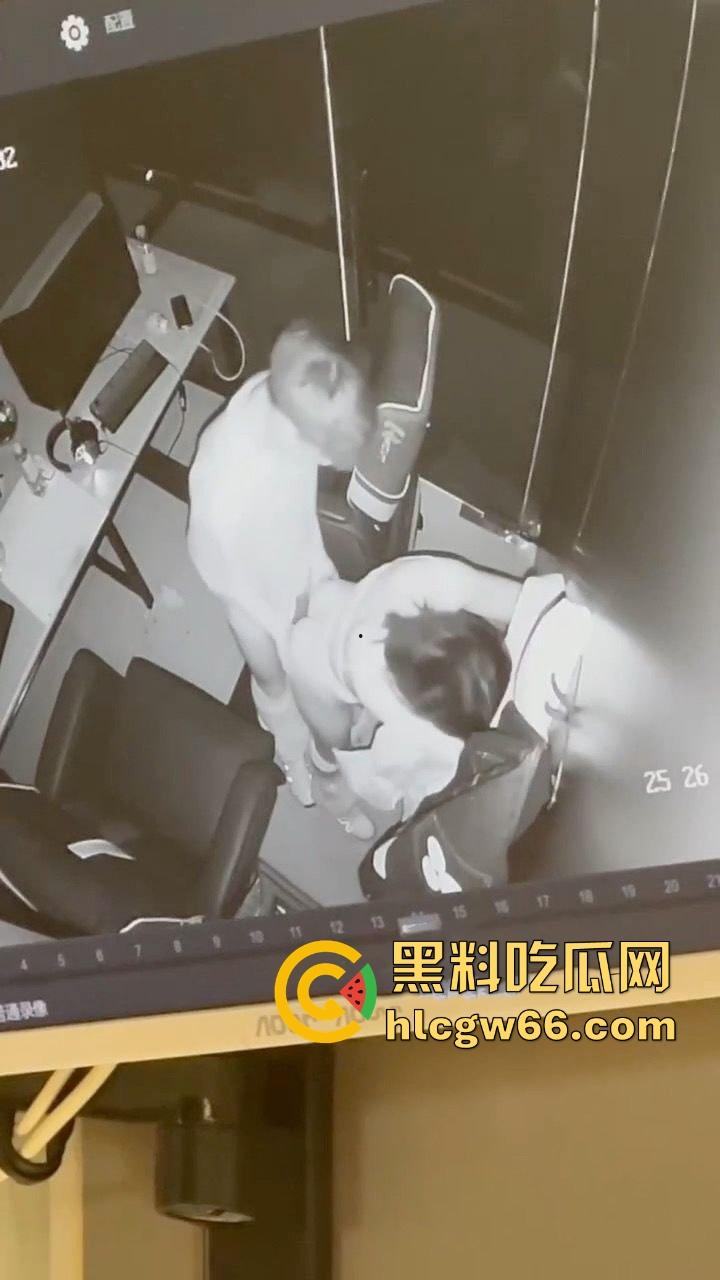 不愧是精神小伙 河北邯郸武汉某网吧监控录下小情侣激情一幕-5
