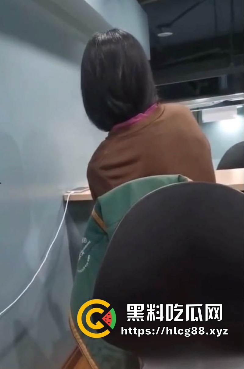 罗森休息区惊现饥渴少妇 公共场合竟然直接发骚自慰 不顾旁人忘我呻吟 这是有多快乐啊！-5