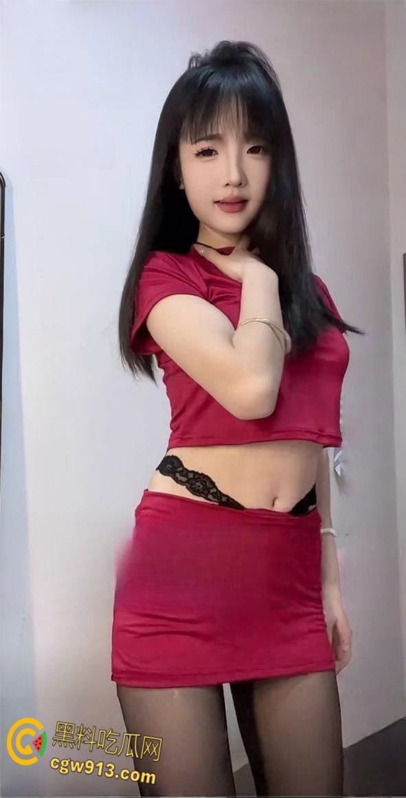 快手网红【牙不齐】，榜一大哥定制私拍，，透明假屌口交自慰，大力抽插粉嫩小穴，淫水四溢狂流！-4