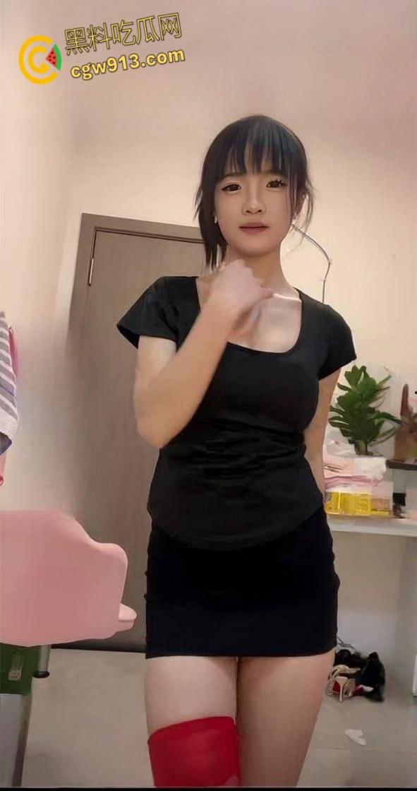 快手网红【牙不齐】，榜一大哥定制私拍，，透明假屌口交自慰，大力抽插粉嫩小穴，淫水四溢狂流！-5