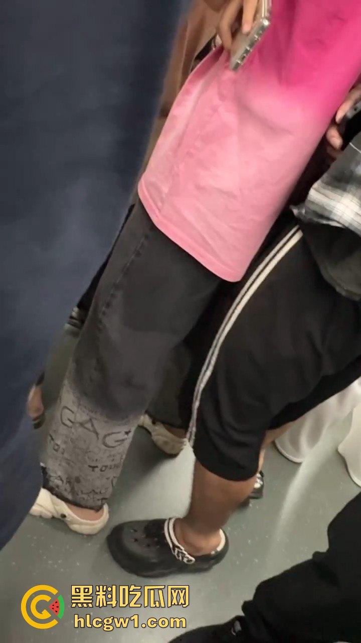 广州燕塘站猥琐佬地铁上演痴汉戏码，吓坏女生，最后被带去喝茶！-7