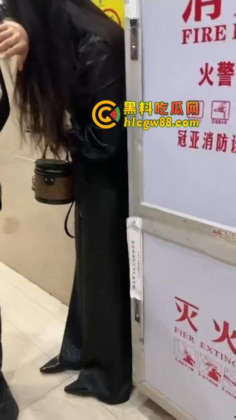 福建老公以为老婆出差，带小三回家激情，结果老婆钓鱼执法，楼下当场抓包，小三头发都被薅掉半截！-3