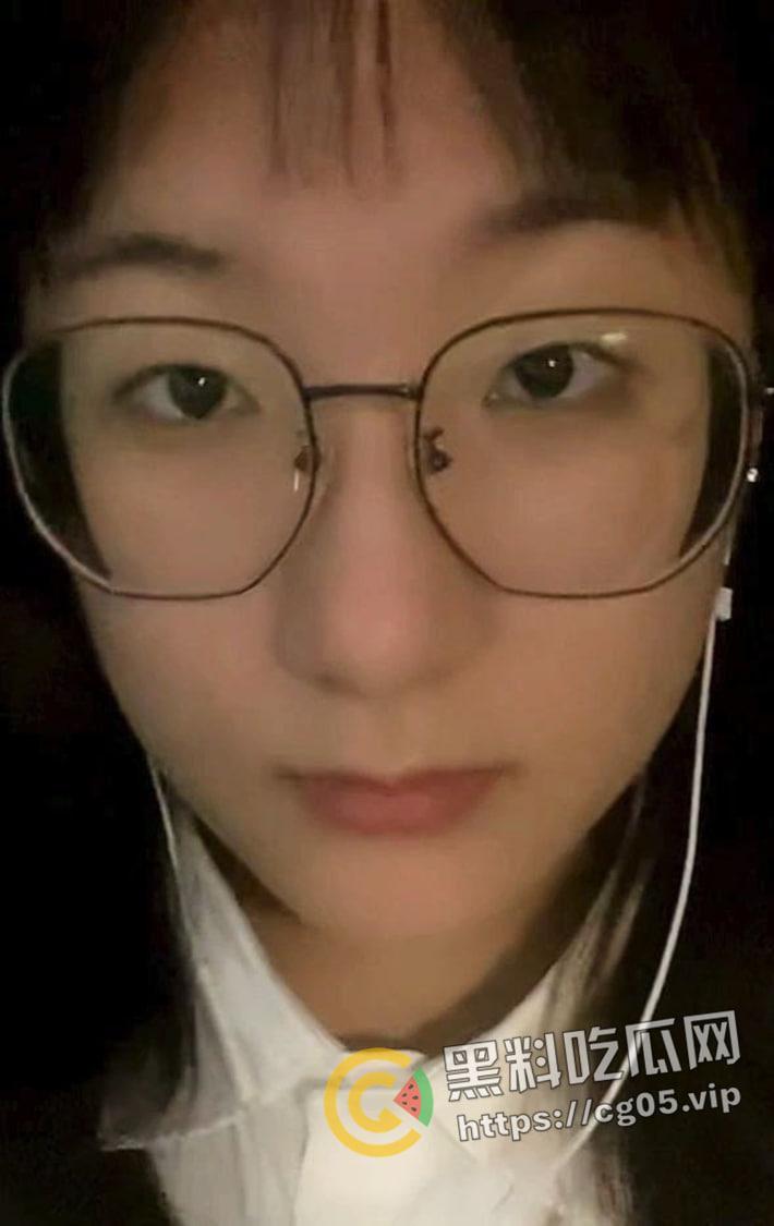 荆楚理工学院【何冰柯】被同班同学假装网友网调成功 写字 捏胸 做任务拍视频  殊不知主人就在旁边看着-1