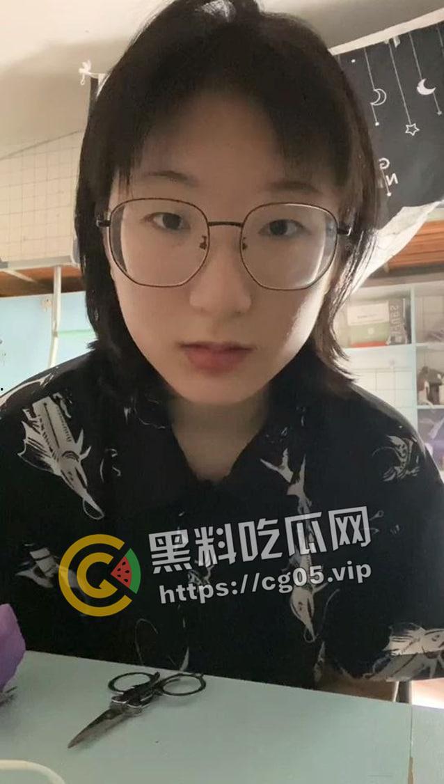 荆楚理工学院【何冰柯】被同班同学假装网友网调成功 写字 捏胸 做任务拍视频  殊不知主人就在旁边看着-4