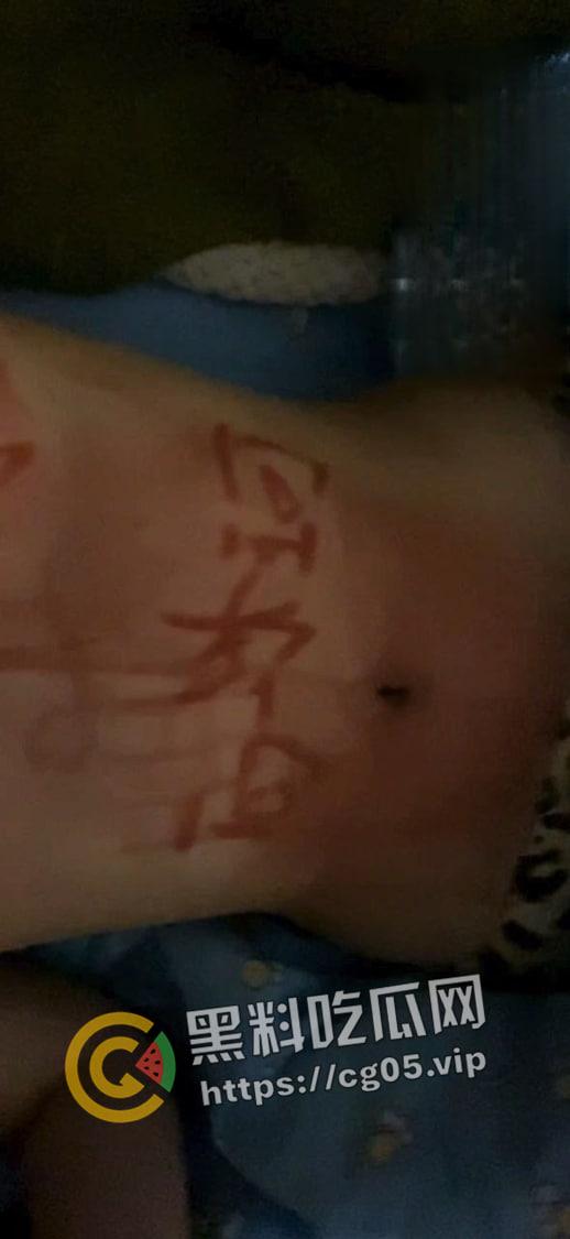 荆楚理工学院【何冰柯】被同班同学假装网友网调成功 写字 捏胸 做任务拍视频  殊不知主人就在旁边看着-9