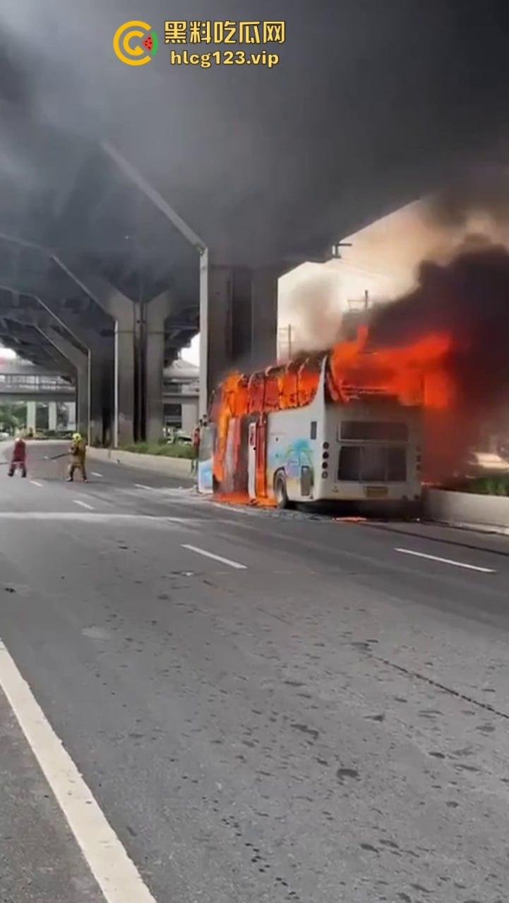 “闻者伤心 看着落泪”泰国幼儿园校车大火！25人恐成焦尸总理哭泣-8