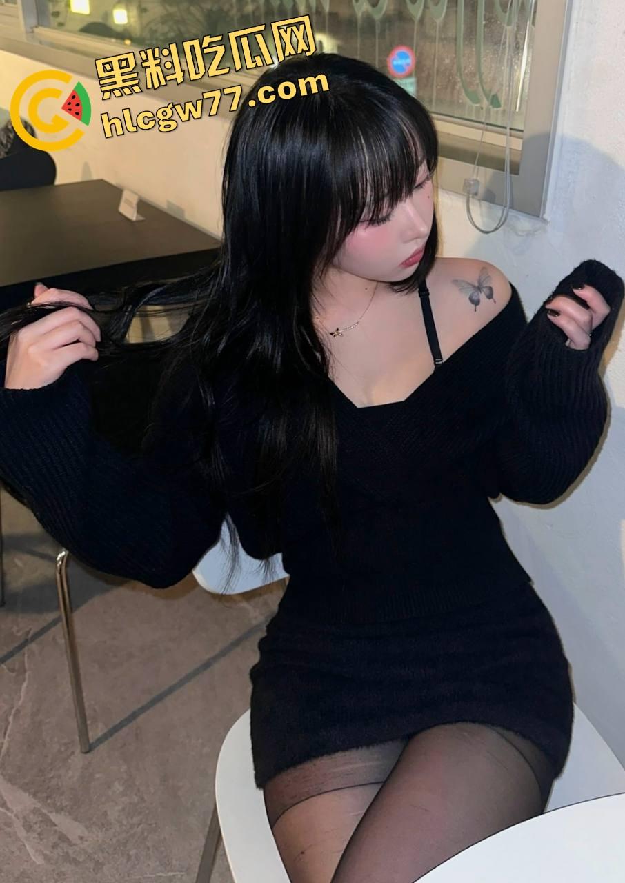 石家庄精神小妹【李亿亿】穿JK制服上门舔棒，含着鸡巴的样子贱得想让人一巴掌操她脸上！-3