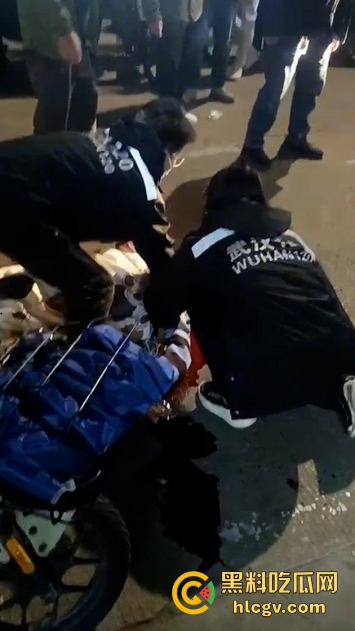 武汉南湖中学一家长接孩子放学被捅伤！因停车问题起口角-3