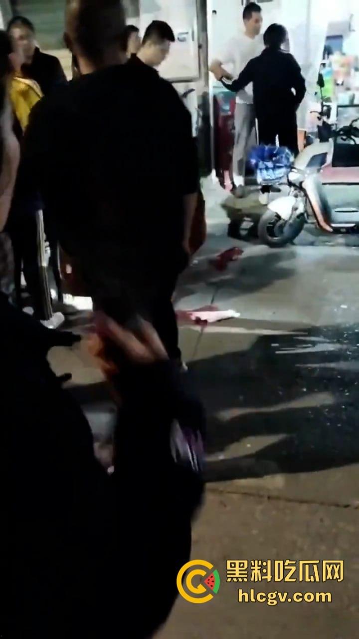 武汉南湖中学一家长接孩子放学被捅伤！因停车问题起口角-7