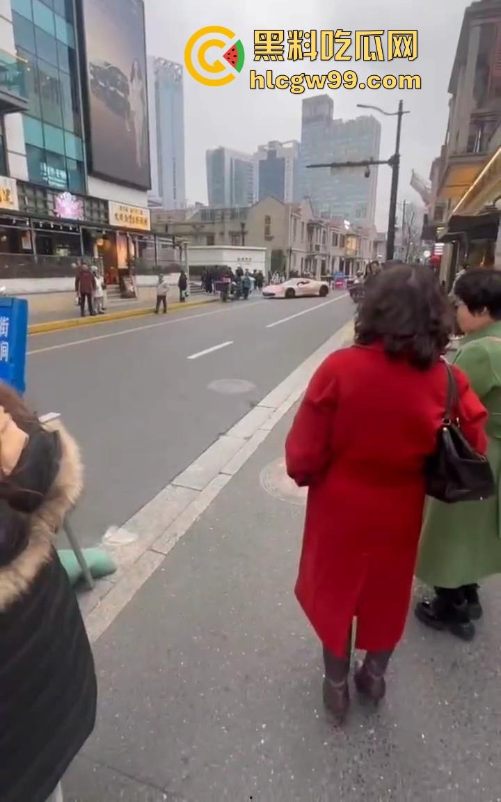 珠海冲撞行人案再现？抖音网红【周艺zoyenana】在上海吴江路危险驾驶，别以为驾驶法拉利就不用遵循法律了-8
