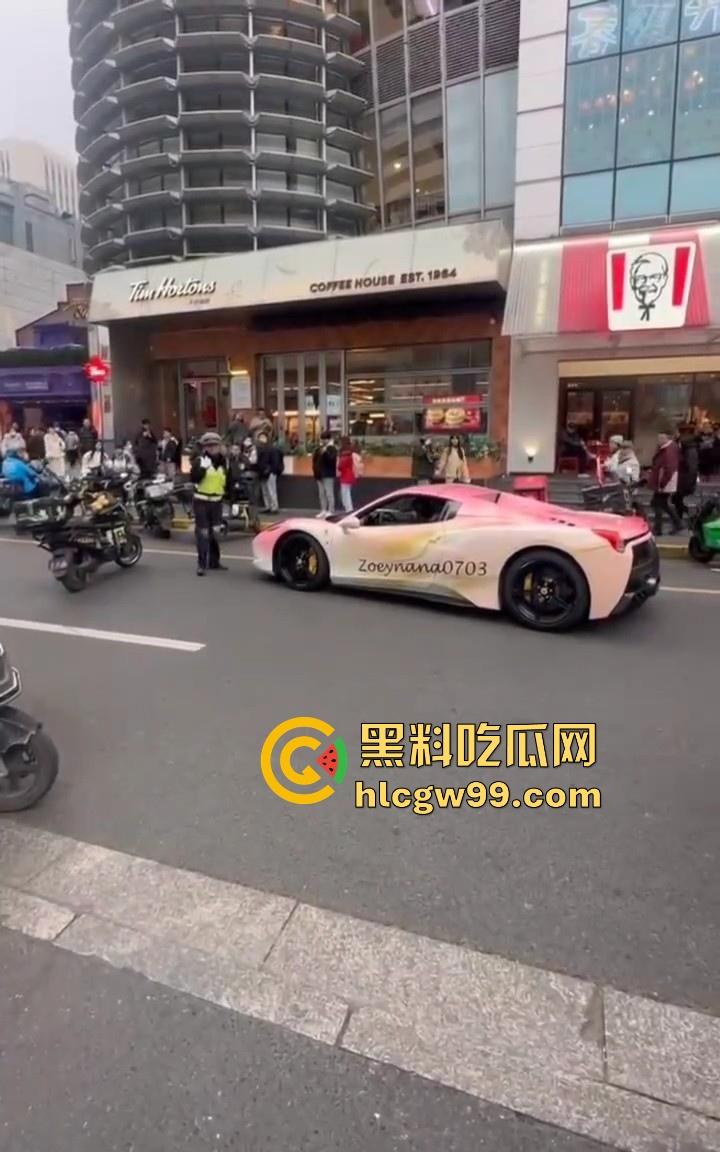 珠海冲撞行人案再现？抖音网红【周艺zoyenana】在上海吴江路危险驾驶，别以为驾驶法拉利就不用遵循法律了-9