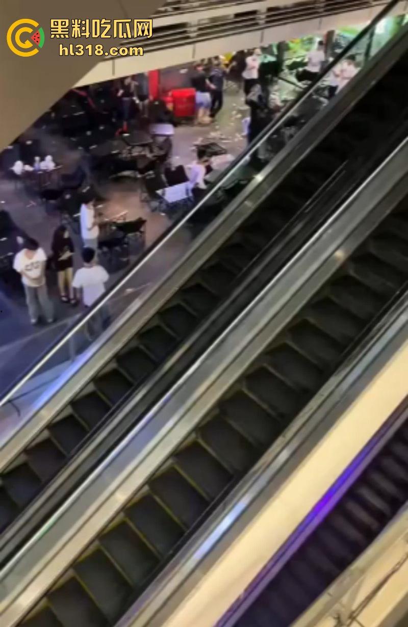 广东汕头精神小伙吃饭发生冲突，双方人马激烈火拼，桌椅板凳齐上阵，上演现实版古惑仔！-1