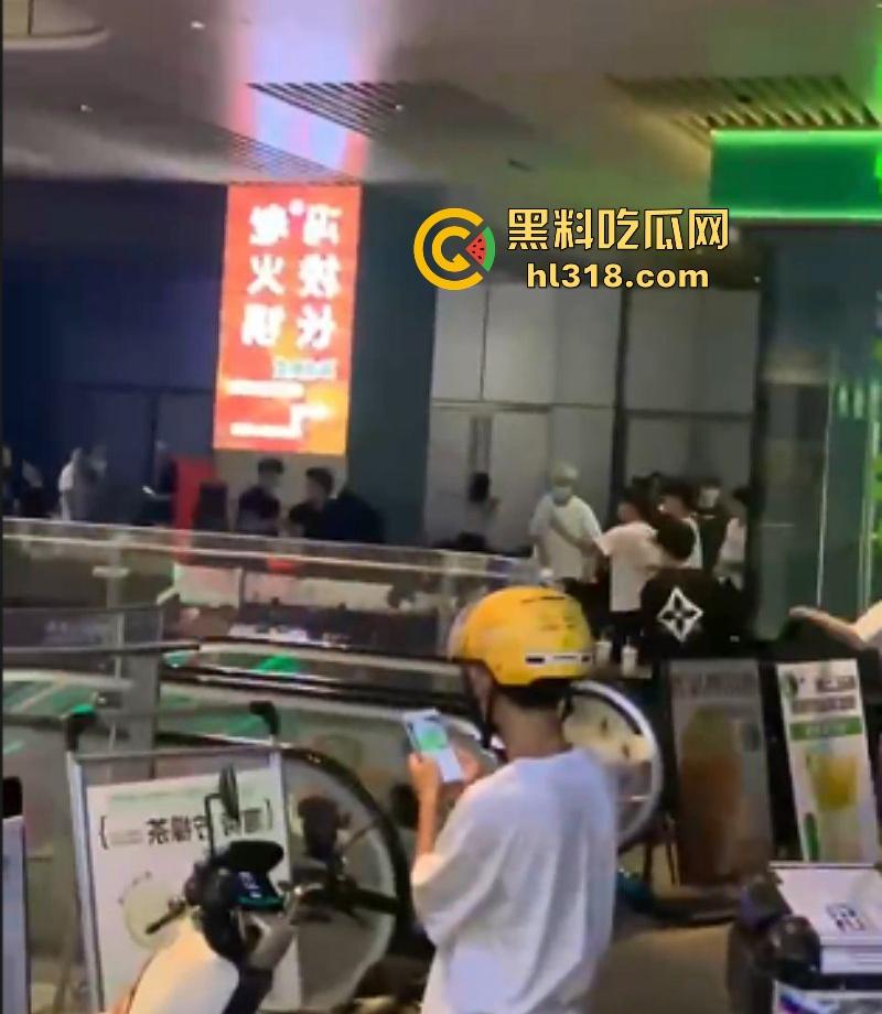 广东汕头精神小伙吃饭发生冲突，双方人马激烈火拼，桌椅板凳齐上阵，上演现实版古惑仔！-5