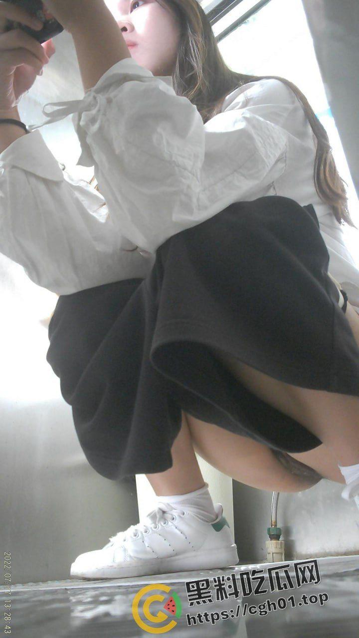 万元厕拍！首都师范大学女厕偷拍大合集！几十位高学历小姐姐的嫩穴特写 这里就是天堂吗？-2