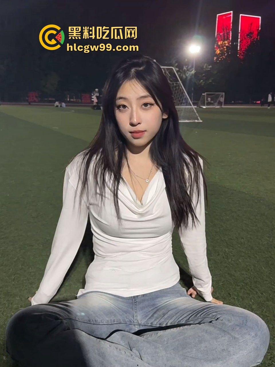 湖南工程职业反差肉感骚鸡『赵欣』极品大雷淫荡露奶发骚，骚穴滋尿大展粉嫩骚逼！独家流出！-1