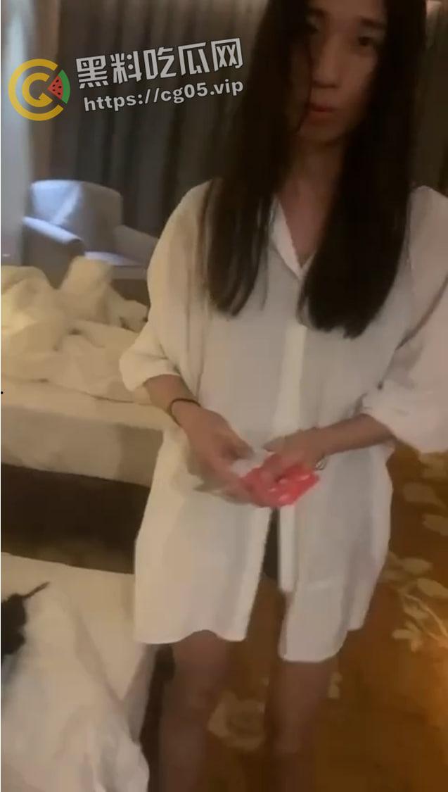 约炮约到大屌萌妹！一摸比自己都大 差点走旱路 气的好兄弟直骂人-10