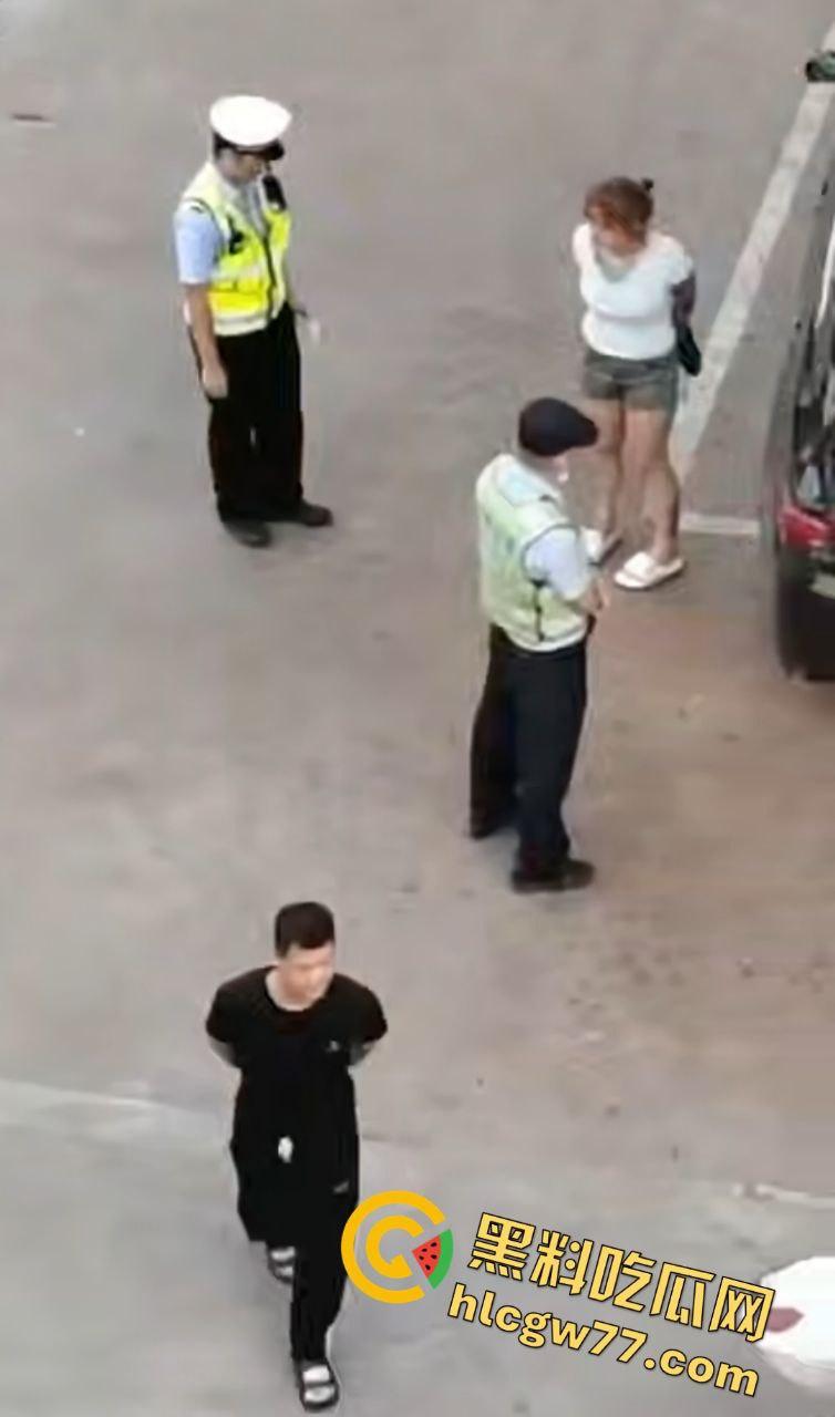 钦州实验学校门口血腥屠杀！无牌车女魔头撞死一堆学生，现实GTA5刀光剑影！-6