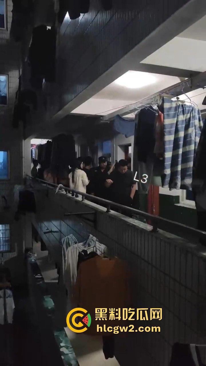 男生居然偷拍男生洗澡给女友看？长沙高校男寝惊现奇葩操作 真的是活久见！-7