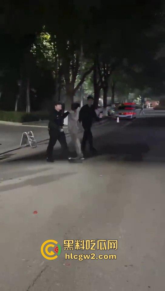 男生居然偷拍男生洗澡给女友看？长沙高校男寝惊现奇葩操作 真的是活久见！-8