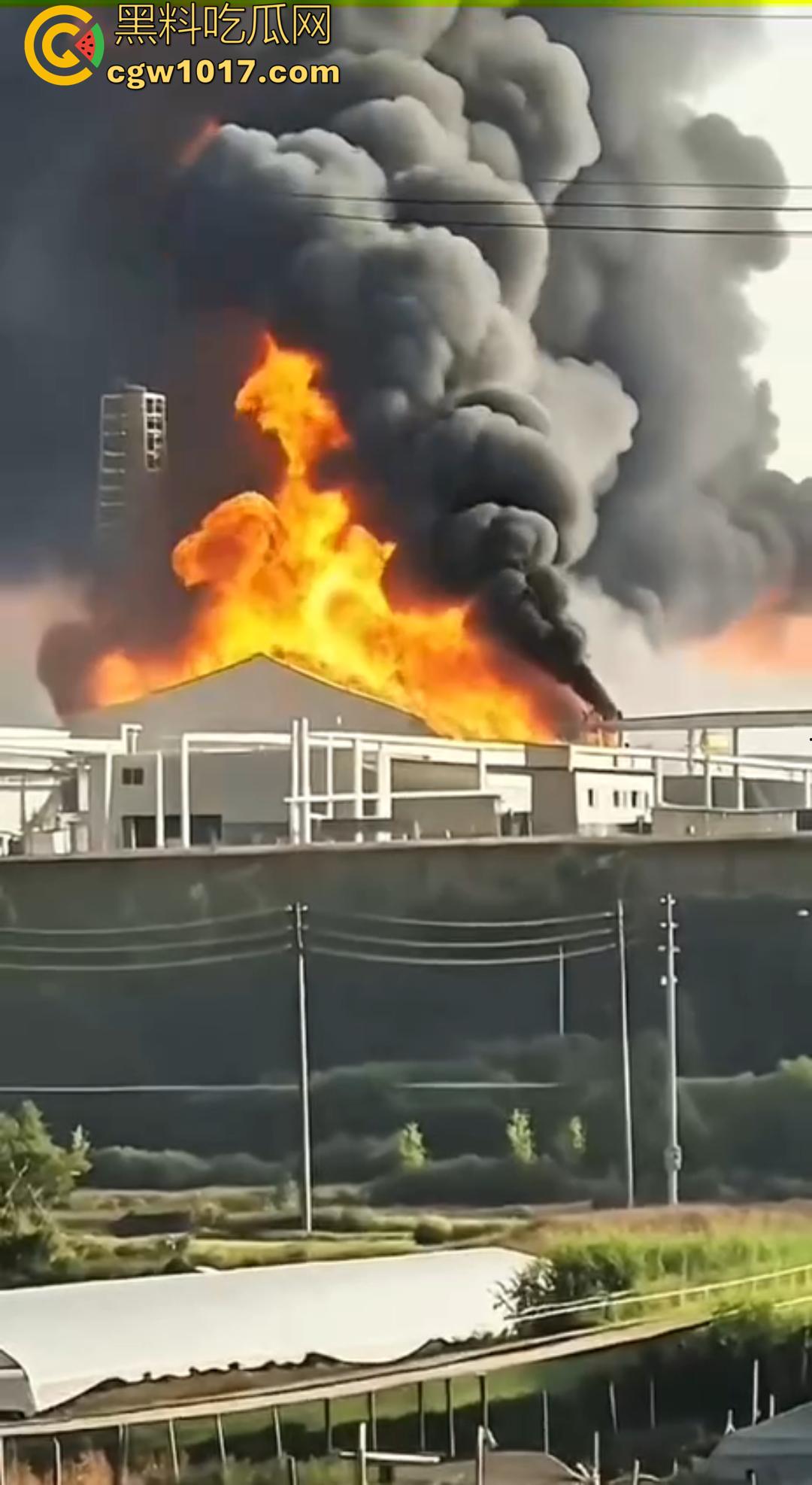 义乌光伏巨头正泰新能厂突发大火 赤岸镇浓烟冲天 全市消防出动几十车救火 全城围观！-6