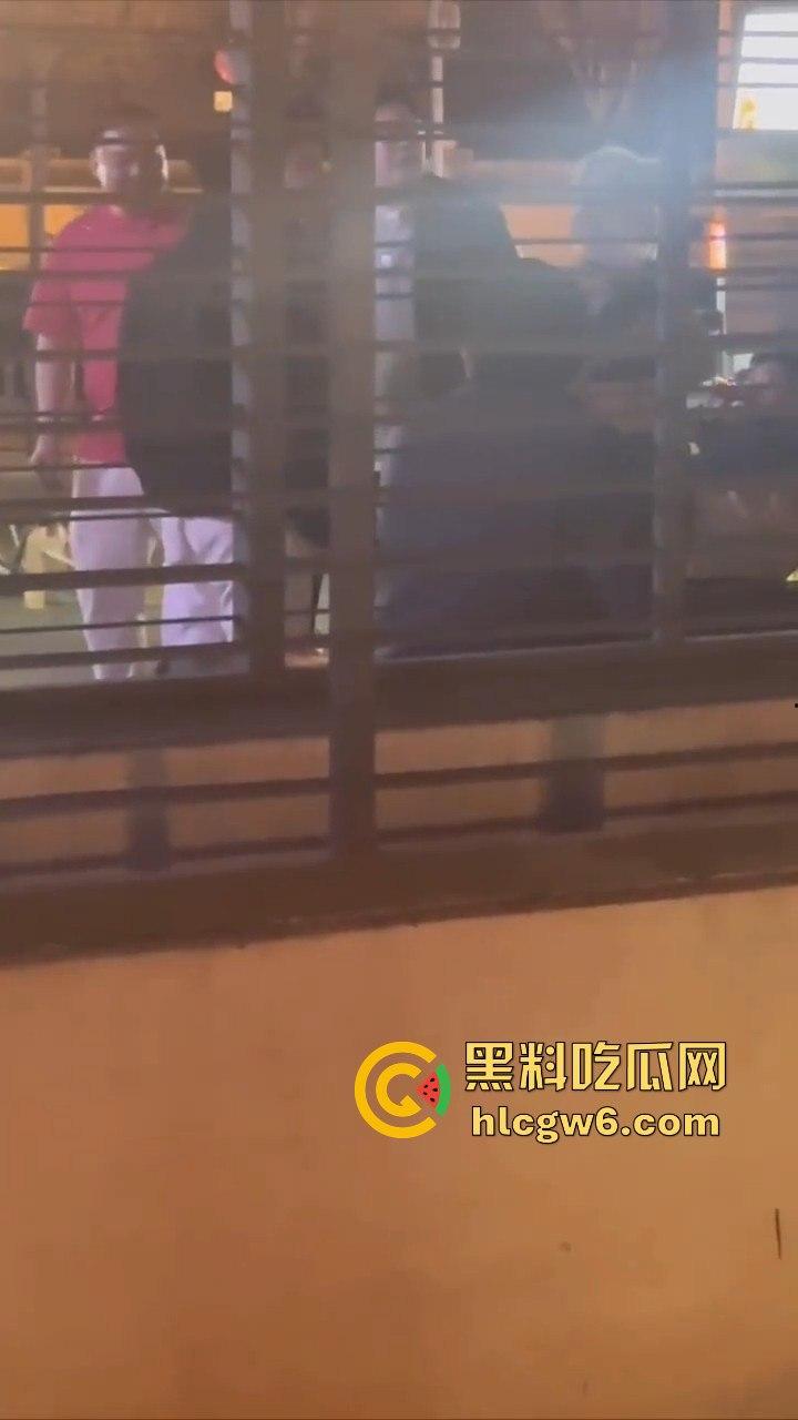 河北秦皇岛社会小妹街头吵架，一言不合就脱裤子露逼让对方操自己，惊呆路人和吃瓜群众。-1