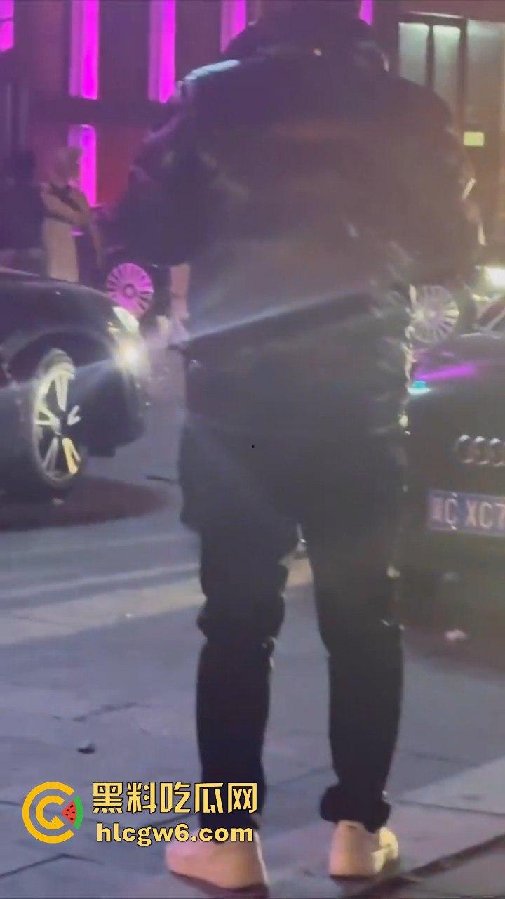 河北秦皇岛社会小妹街头吵架，一言不合就脱裤子露逼让对方操自己，惊呆路人和吃瓜群众。-3