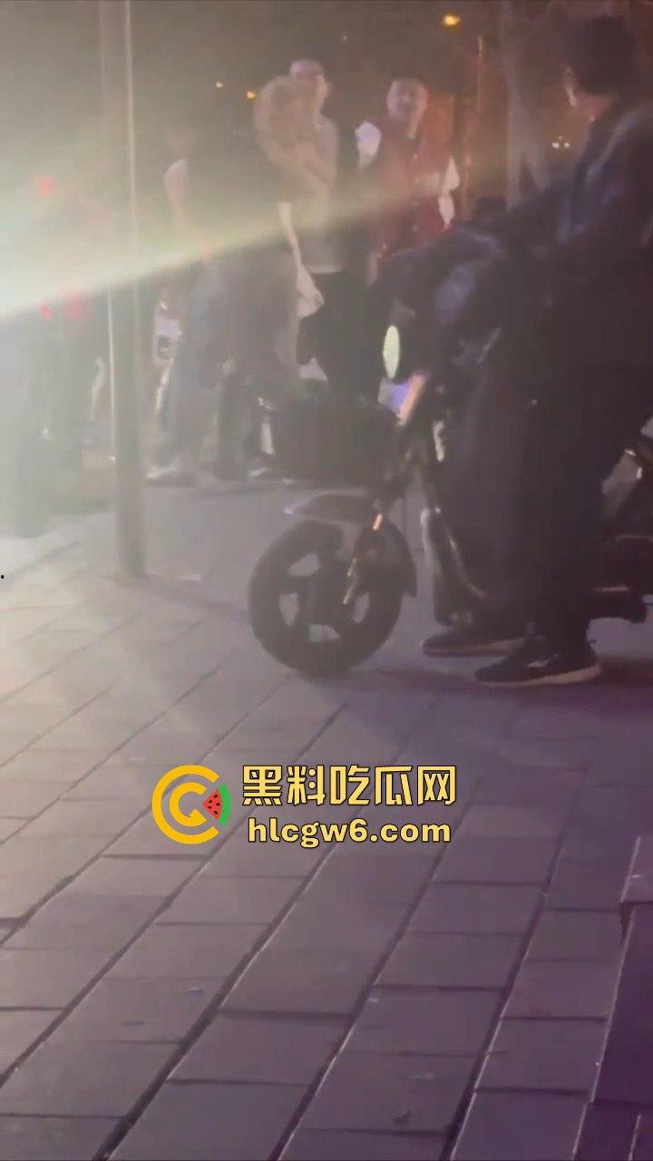 河北秦皇岛社会小妹街头吵架，一言不合就脱裤子露逼让对方操自己，惊呆路人和吃瓜群众。-10