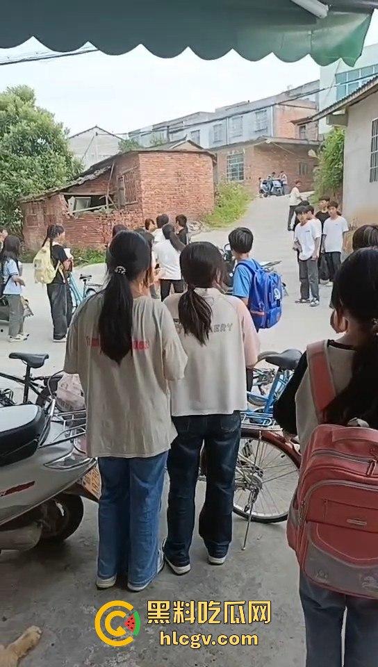 江西赣州某中学学生打群架！围观群众成了吃瓜看戏团场面火爆！-1
