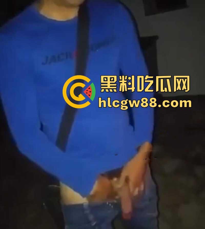 吃饱没事干 国外一男子用超长包皮包裹摩托排气管 挂空挡轰油门吹包皮 龟头都研制入味了吧！-8