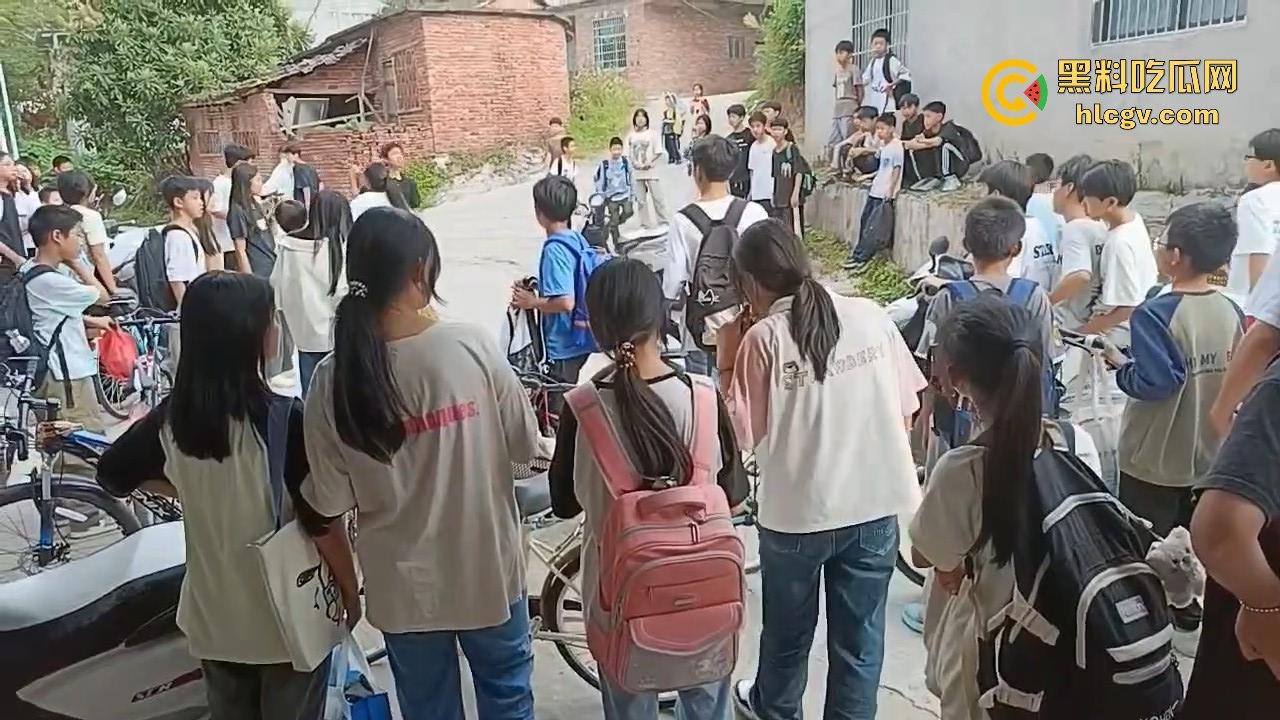 江西赣州某中学学生打群架！围观群众成了吃瓜看戏团场面火爆！-6